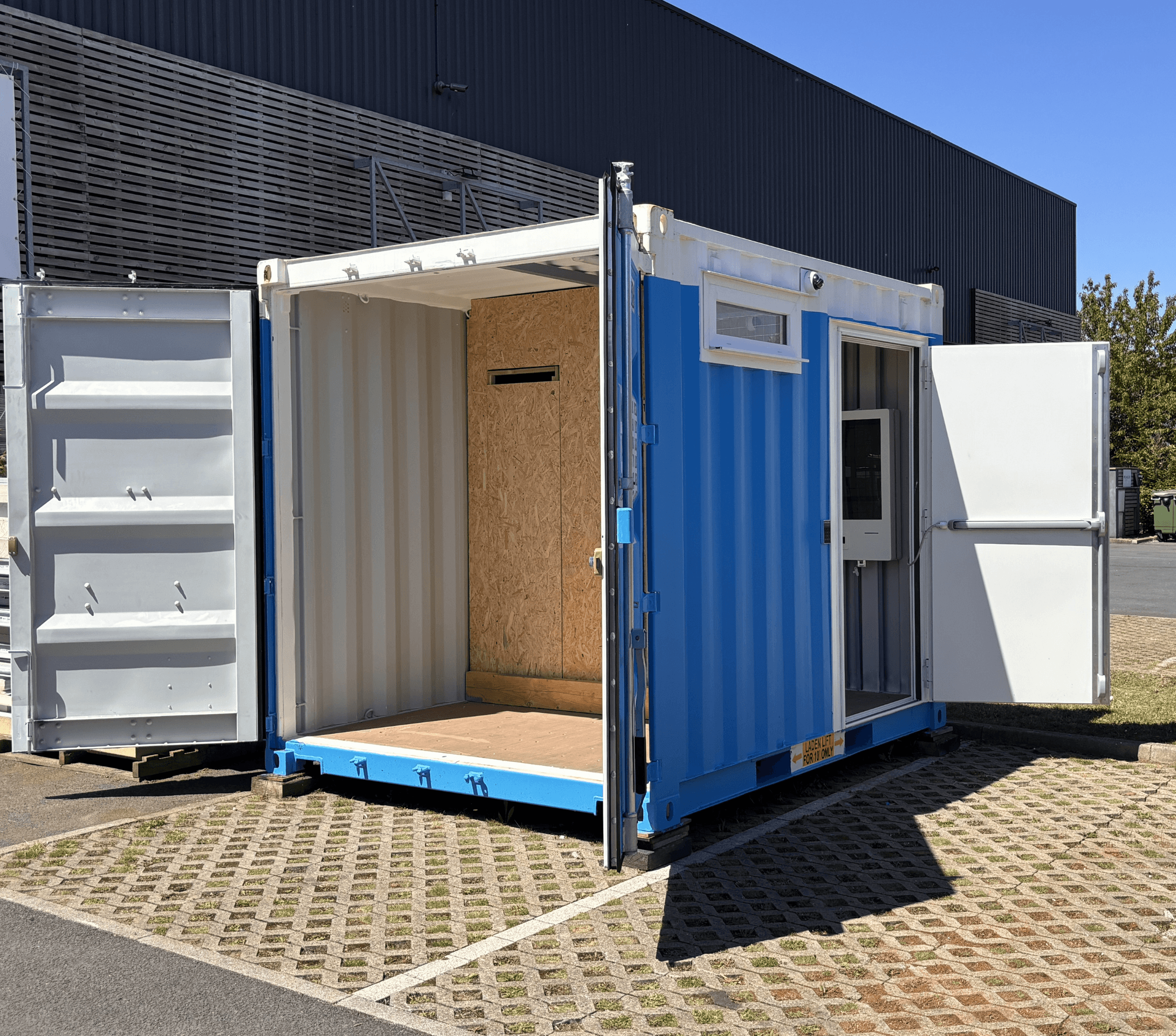 Module HUBZY — conteneur connecté avec livreur scannant un colis